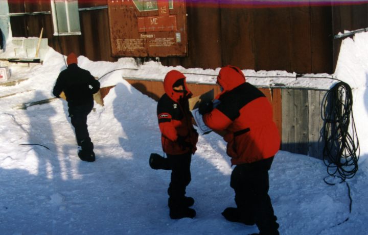 A picture of the cabin on Sredney Island in the Arctic Ocean.