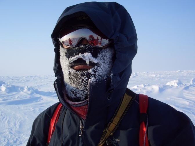 Man snowing skiing to the North Pole